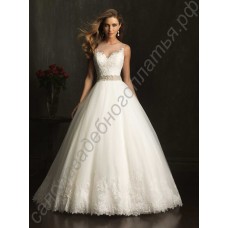 Белое свадебное платье с пышной юбкой и кружевным подолом